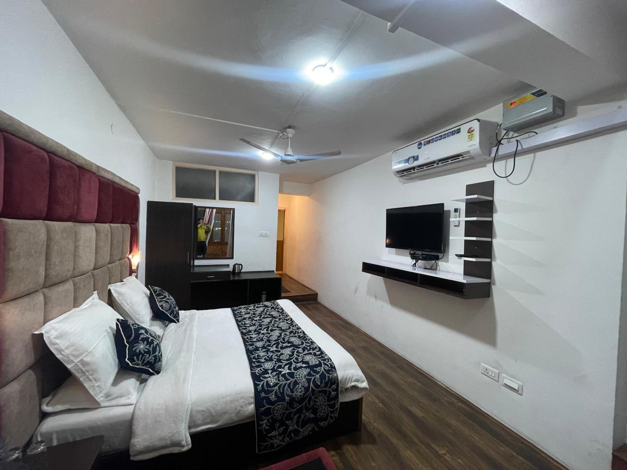 Hotel Senorita Srīnagar Esterno foto