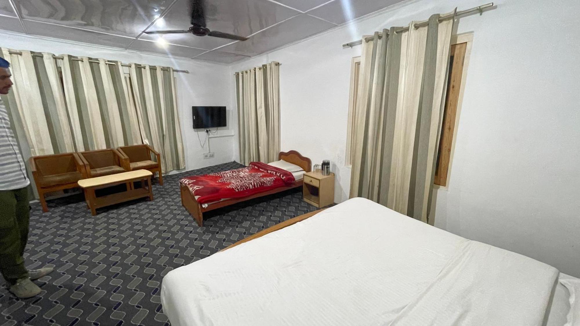 Hotel Senorita Srīnagar Esterno foto