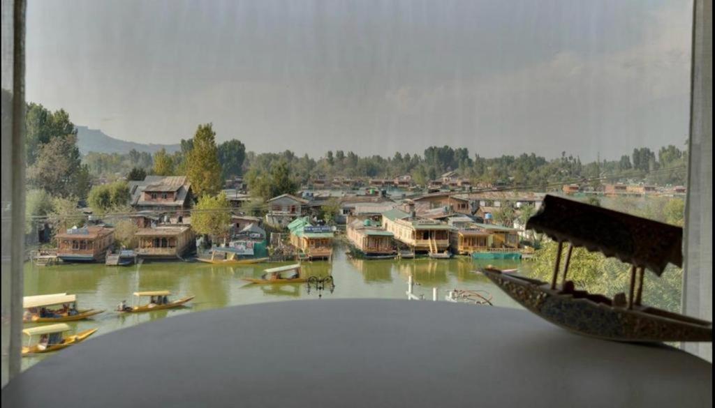 Hotel Senorita Srīnagar Esterno foto